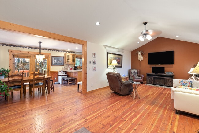 Photo - 404 Snake River Dr