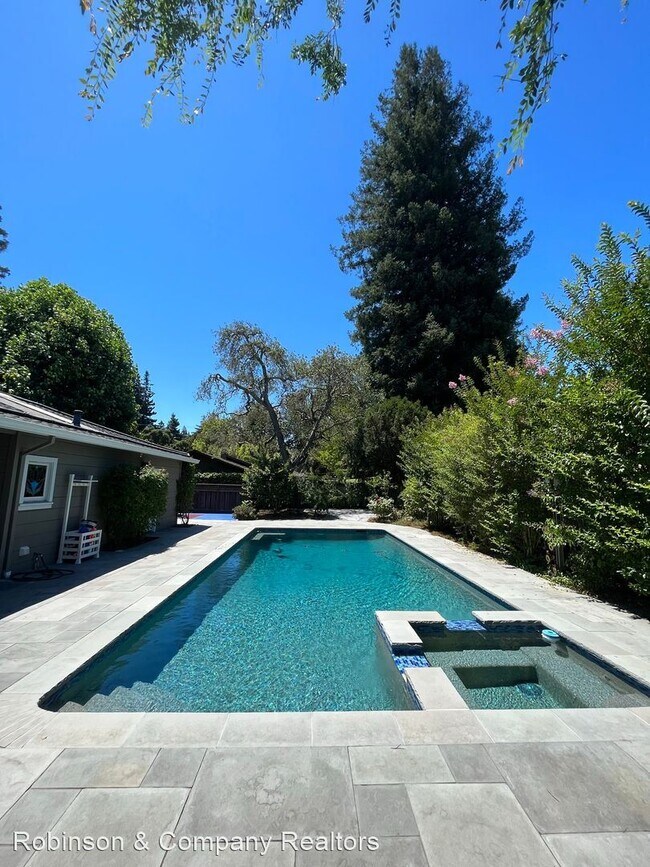 3 br, 2.5 bath House - 15 Lloyden Drive - 3 br, 2.5 bath House - 15 Lloyden Drive