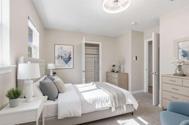 Building Photo - 404 Seminole Dr