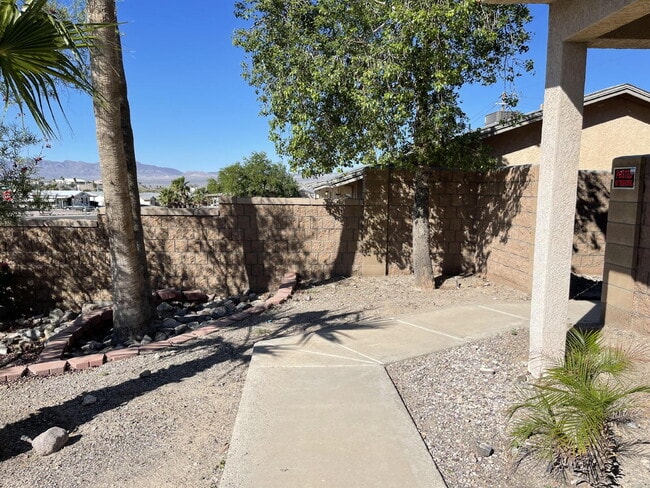 Photo - Downstairs 2 bed 1 bath with yard near Silver Creek. Unidad 3