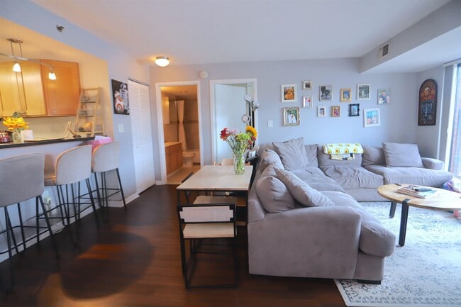 Building Photo - 700 1st St Unit 10T