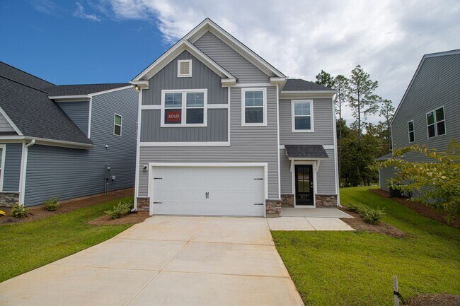 Building Photo - Spacious 4-Bedroom Home - Convenient to Fo...