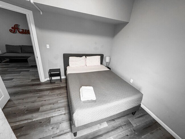 Photo - 4 Bed / 2 Bath in West Campus – Bring Your... Unit 4/2