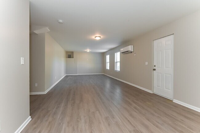 Photo - 311 Caledonian Cir