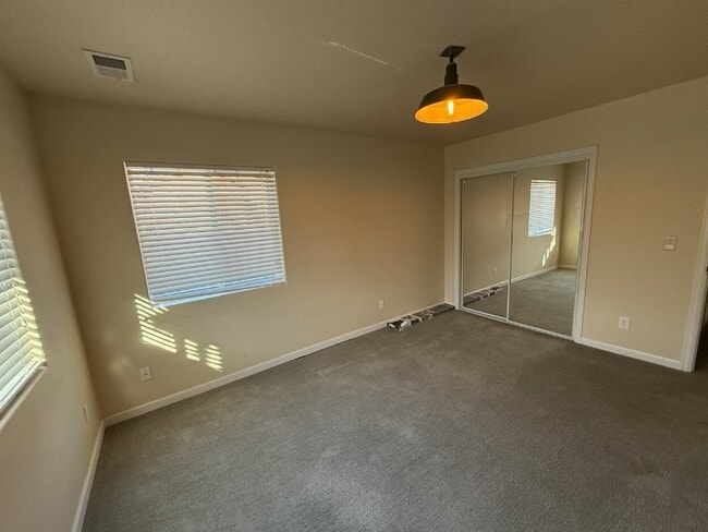 Photo - 578 Lind Ave