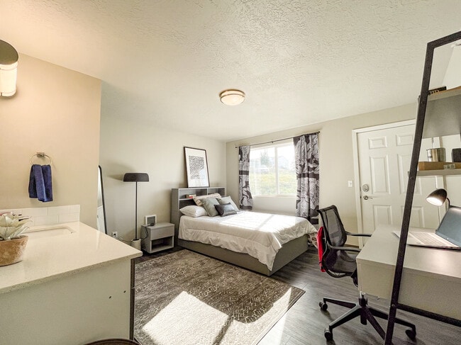 Photo - College Crest