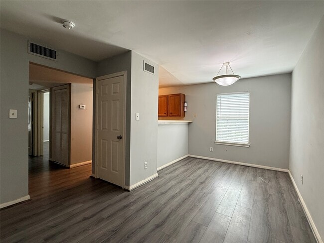 Photo - 304 Dell Ct
