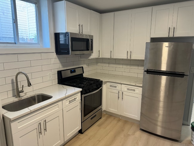 Building Photo - 106 E 5th St