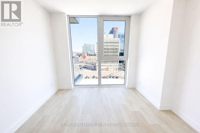 Photo - 75 James St S Unit 713