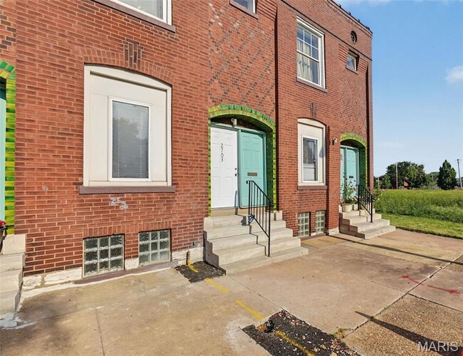2703 N Spring Ave