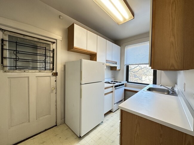 Photo - 1326 Oak Ave Unit B4