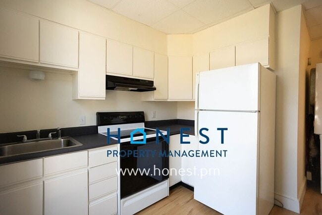 Building Photo - 51 Cushing St Rental