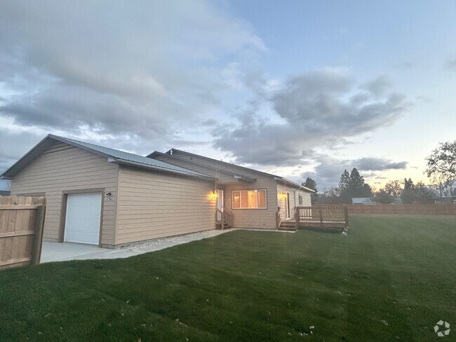 Building Photo - Beautiful 3 bed, 2 bath Hamilton home