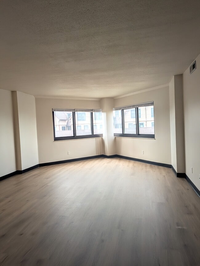 Building Photo - 1633 N Prospect Ave Unit 2C