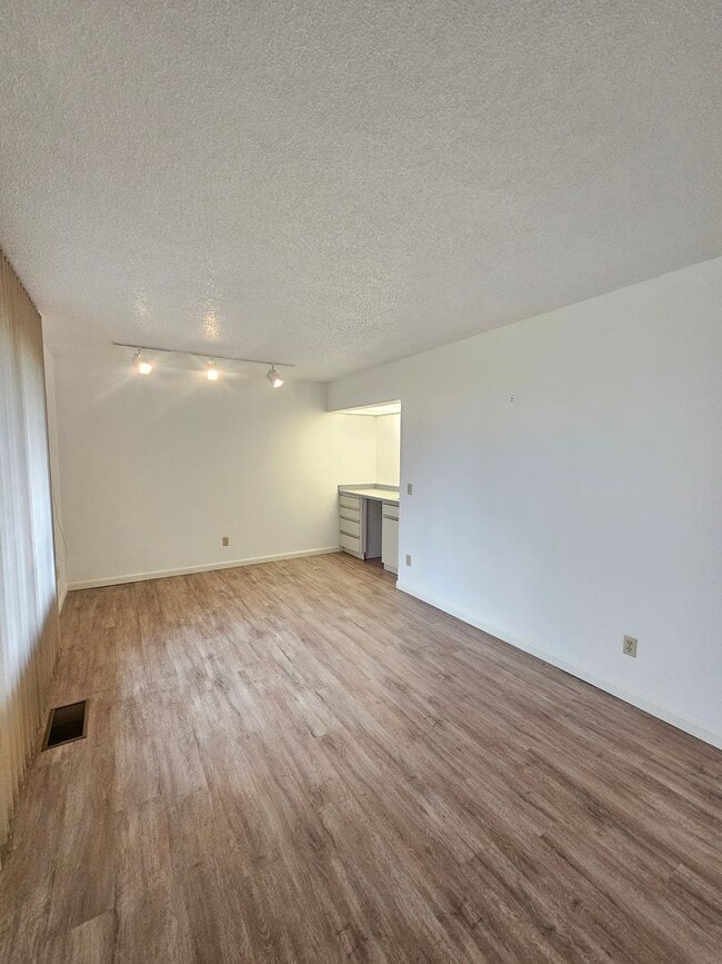 Photo - 1 Bedroom Condo on the Golf Course! Unit 206