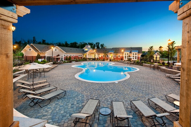 Piscina en casa club y terraza - Bexley Village at Concord Mills Apartamentos