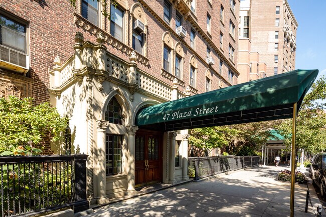 Photo - 47 Plaza St W