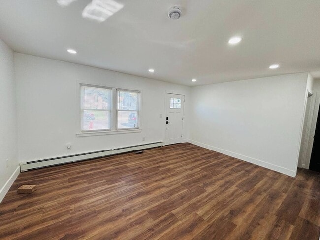 Building Photo - 72 Singworth St Rental