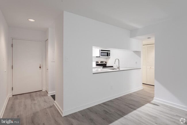 Building Photo - 601 24th St NW Unit 301 Rental