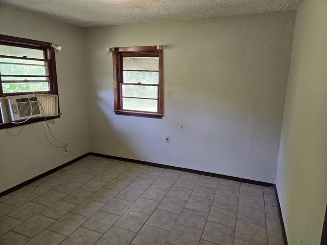 Photo - 402 Artmus St