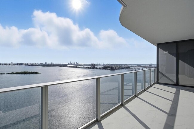 Photo - 700 NE 24th St Unidad 2406