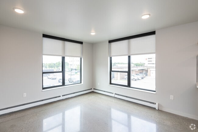 2BR, 2BA - 1,014SF - Living Room