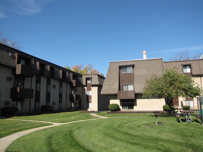 Ravenswood Apartments For Rent In Toledo Oh Forrent Picnic And Grill Areas Ravenswood Apartments