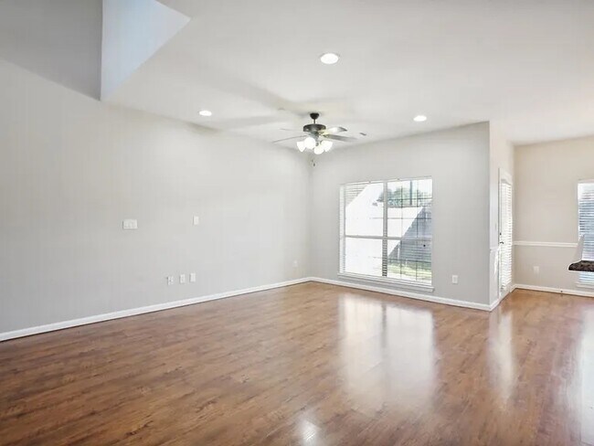 Photo - 118 Barrington Ln