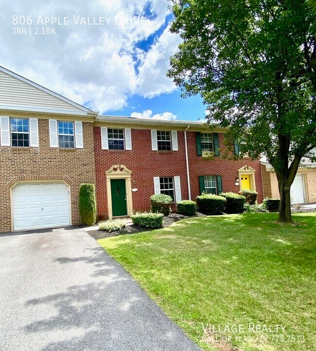 Extremely spacious 3bed townhome in Dalla... Townhome Rental in Red