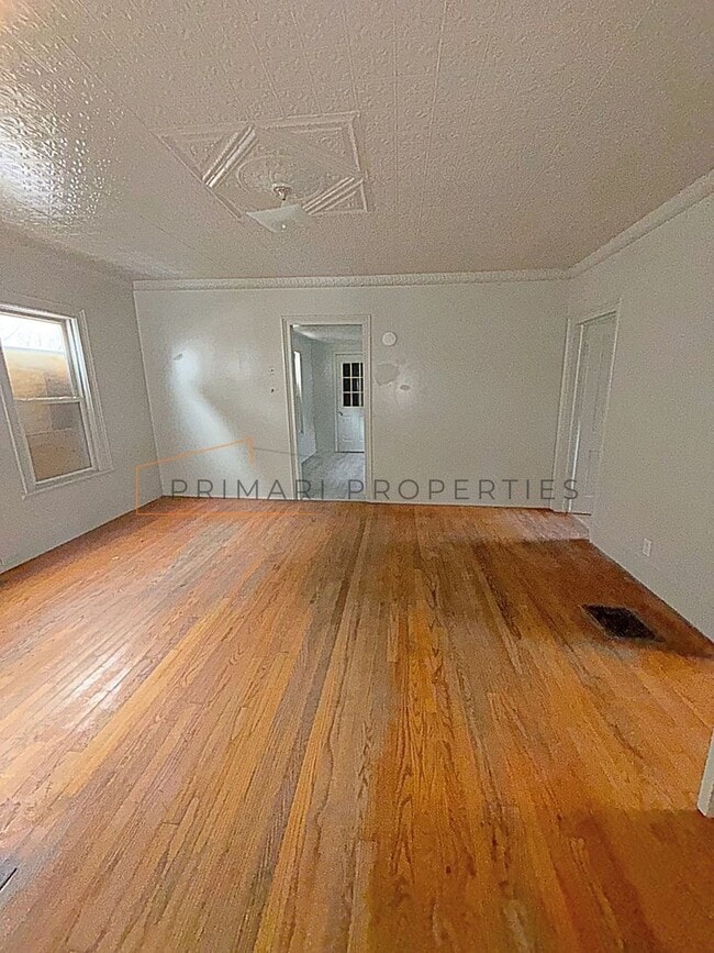Building Photo - 3 Bedroom Home with Off-Street Parking