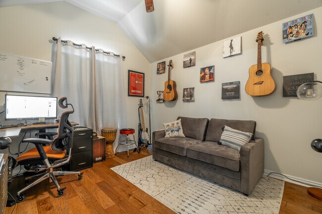 Photo - 212 Cowans St