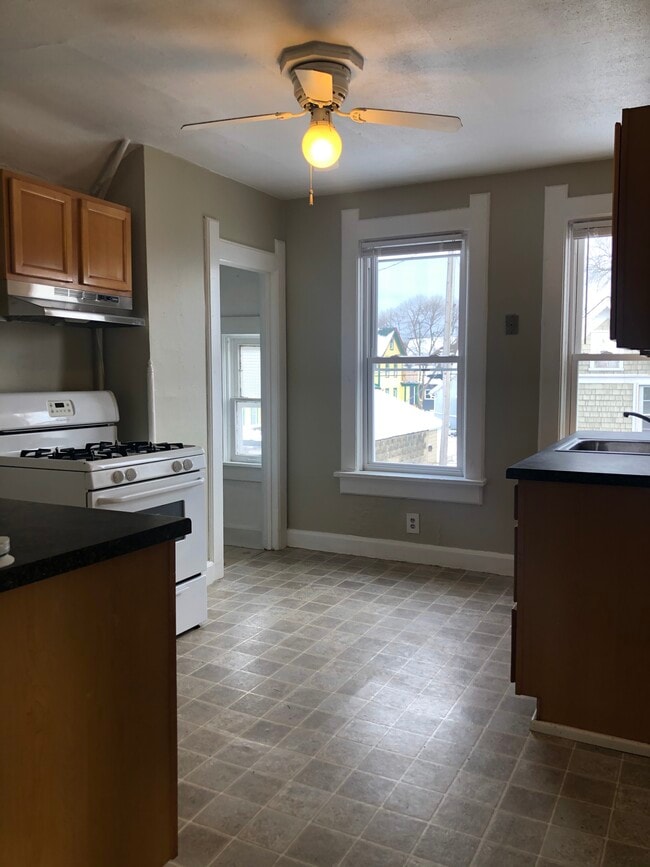 Building Photo - 2370 S Woodward St Unit UPPER