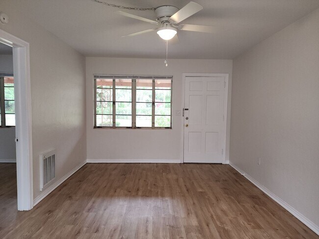 Photo - P185 - #10 Pontiac 4-Plex Unit P185 #10 Pontiac 4-Plex 4939 29th Ave S