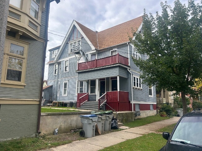 Building Photo - Large first floor two bedroom with bonus r...