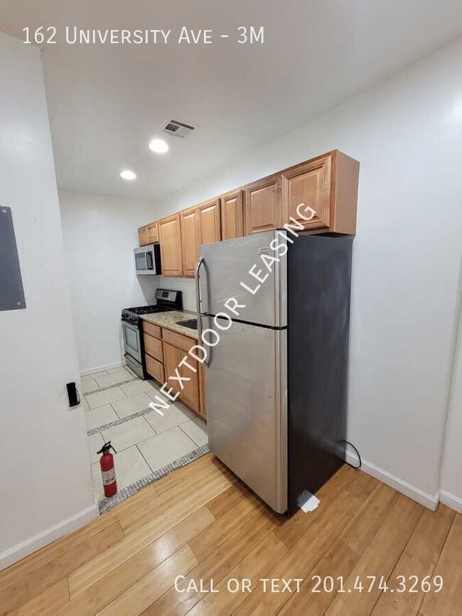 Building Photo - 162 University Ave Unit 3M