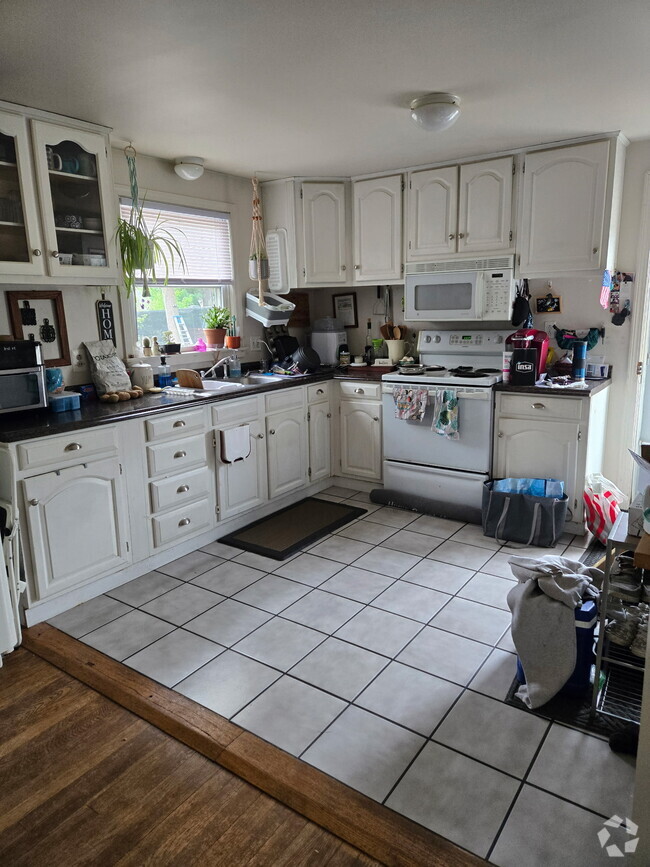 Building Photo - 24 Carriage Dr Unit Includes All Utilities Rental