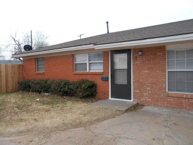 Spacious Duplex with Off-Street Parking - Spacious Duplex with Off-Street Parking Apartment