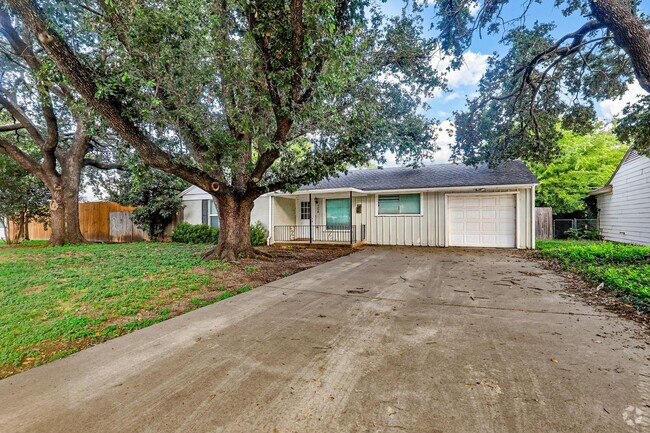 Building Photo - Charming Rental Near TCU Campus