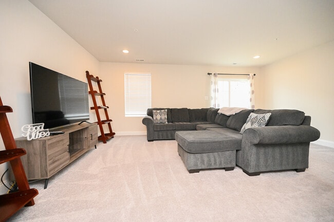 Photo - 522 Calvert Way