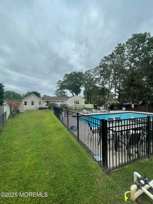 Photo - 72 Whalepond Rd