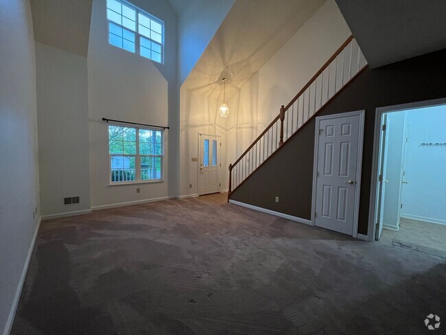 Building Photo - Luxury Townhome on Private Drive