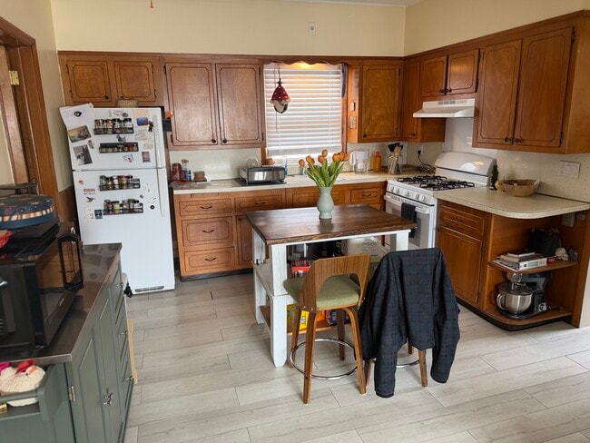 Building Photo - 43 Garrigan Ave Unit 1 BR plus Den