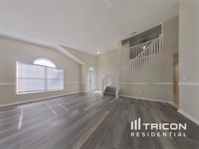 Photo - 464 Goldenmoss Loop