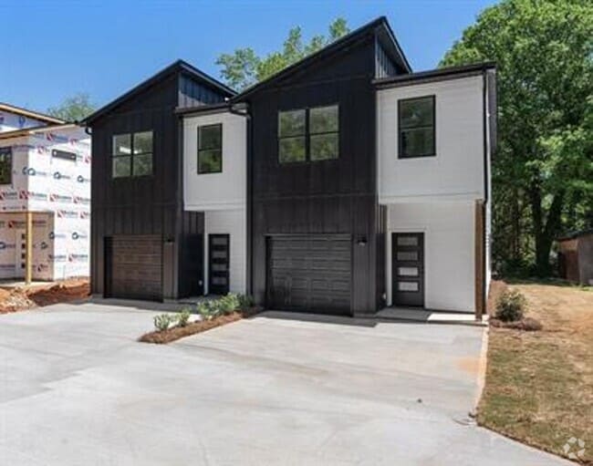 Building Photo - 3/2.5 Townhome Centrally Located in Greenv...