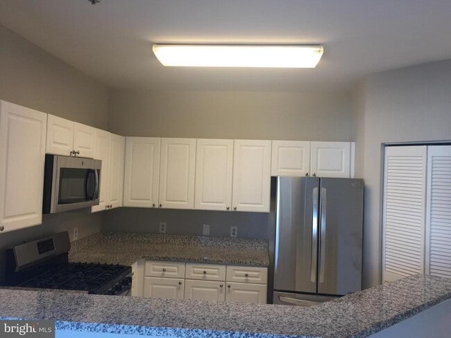 Building Photo - 1645 International Dr Unit 404
