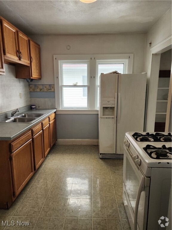 Building Photo - 820 Helmsdale Rd Unit 822 Rental