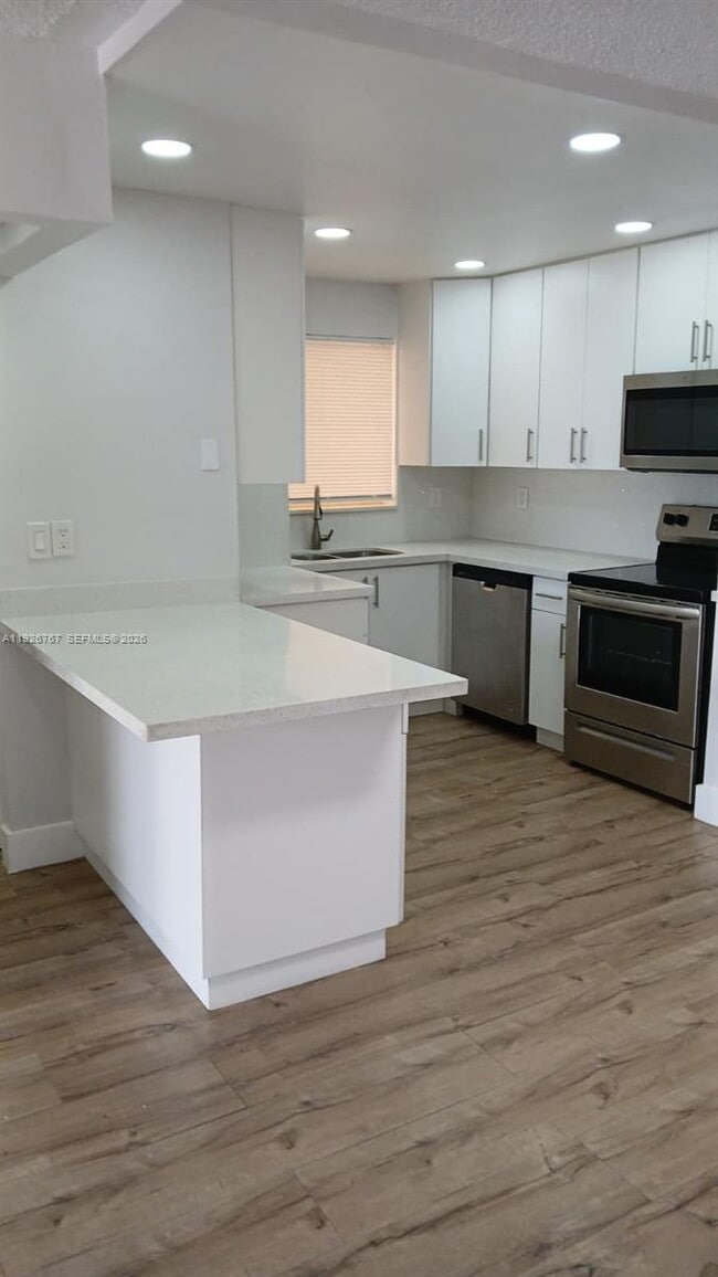 Building Photo - 8820 Fontainebleau Blvd Unit 302