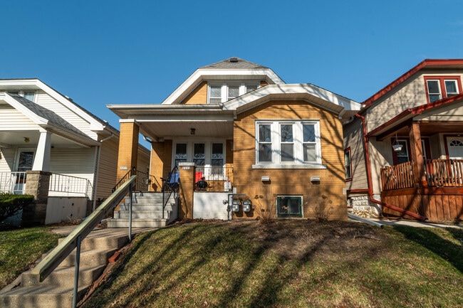 Building Photo - 2213 S 72nd St