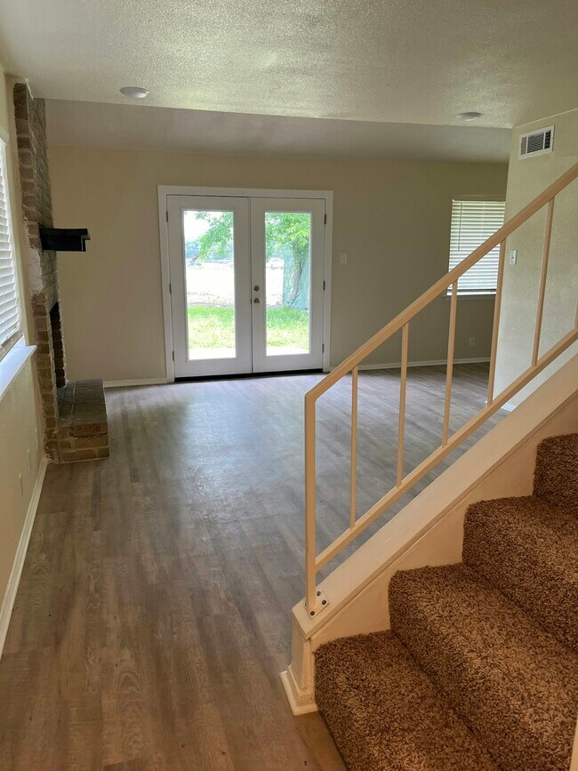 817 Betsy Ross Dr