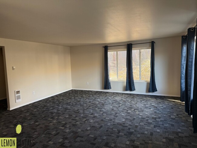 Building Photo - 201 E "P" St Unit 2